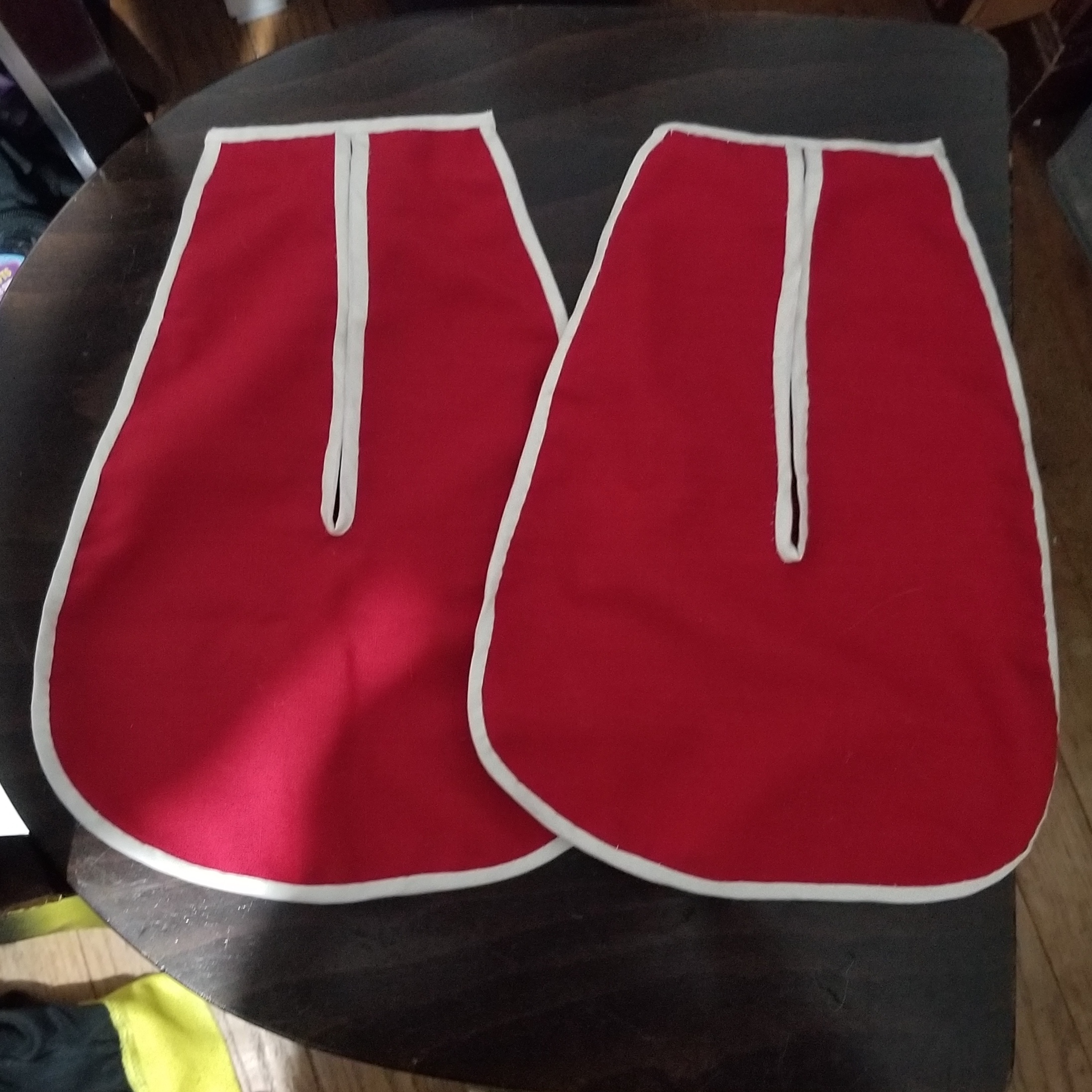 Two finished 18th century pockets made of red linen.